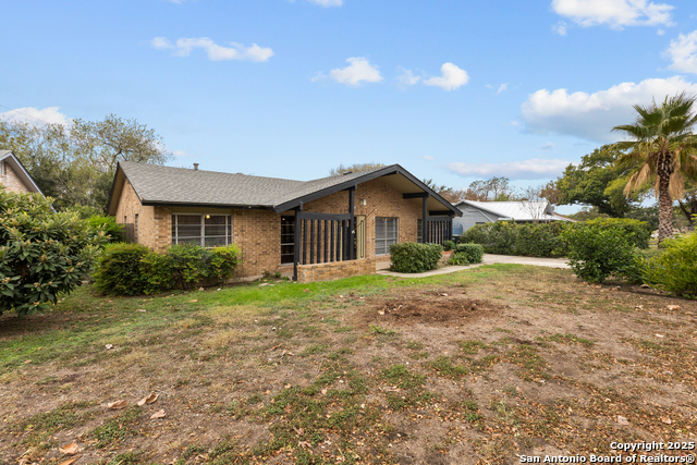 Listing photo id 0 for 810 Clearview