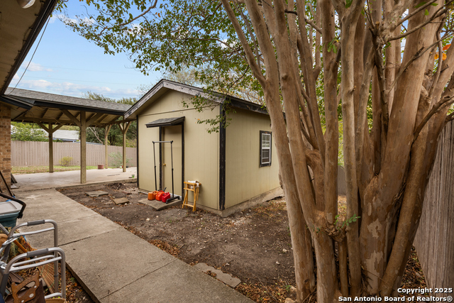 Listing photo id 19 for 810 Clearview