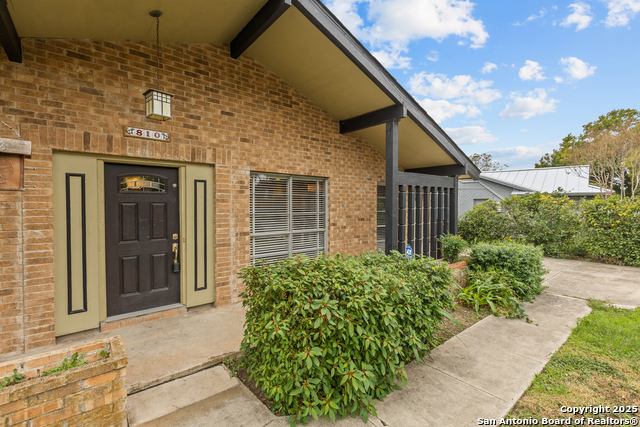 Listing photo id 1 for 810 Clearview