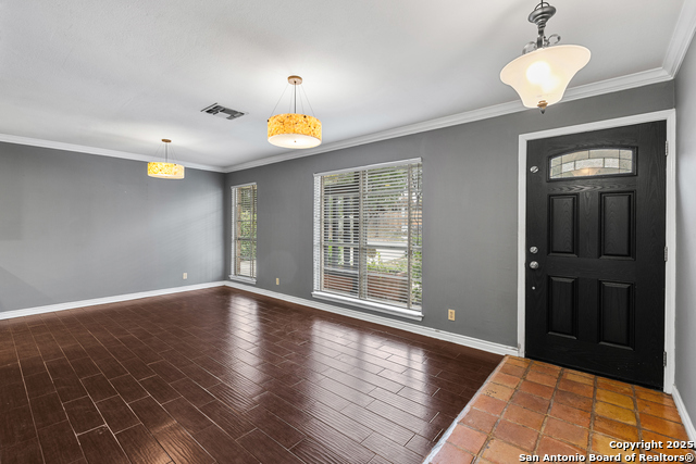 Listing photo id 2 for 810 Clearview