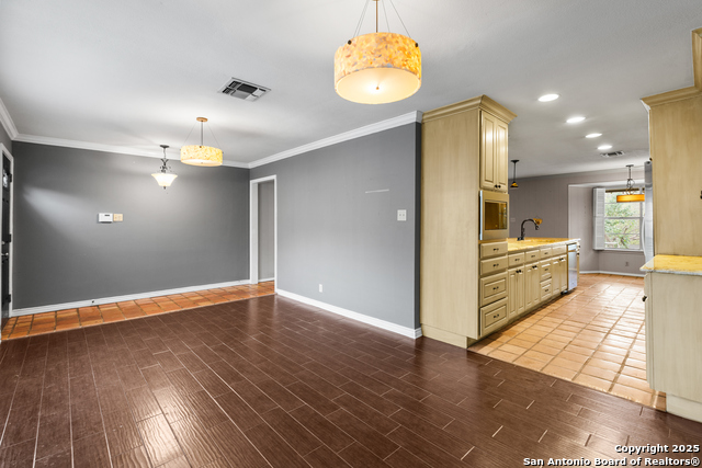 Listing photo id 3 for 810 Clearview