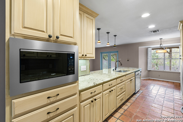 Listing photo id 7 for 810 Clearview