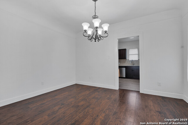 Listing photo id 3 for 438 Vanderbilt