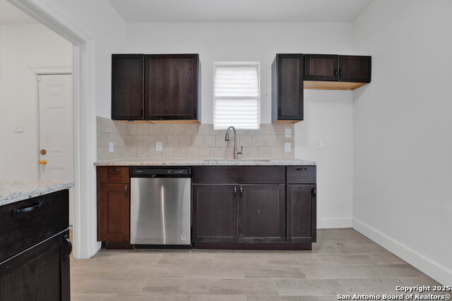 Listing photo id 5 for 438 Vanderbilt