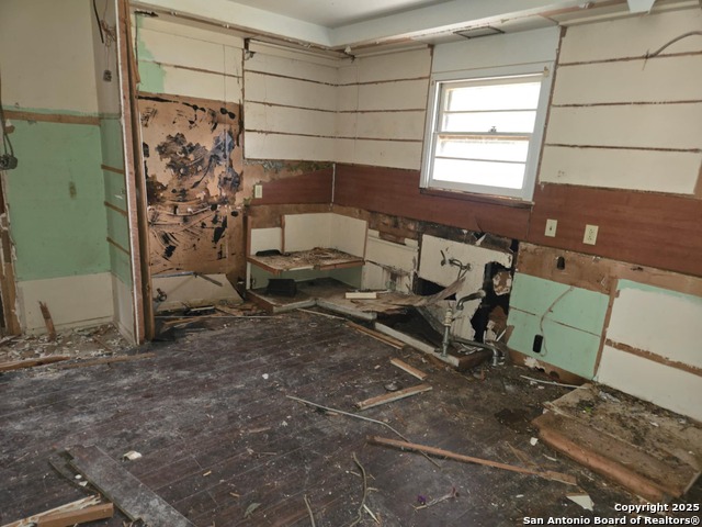 Image 7 of 34 For 105 Moss N