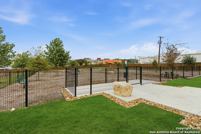 Image 19 of 22 For 6464 Babcock Rd #714