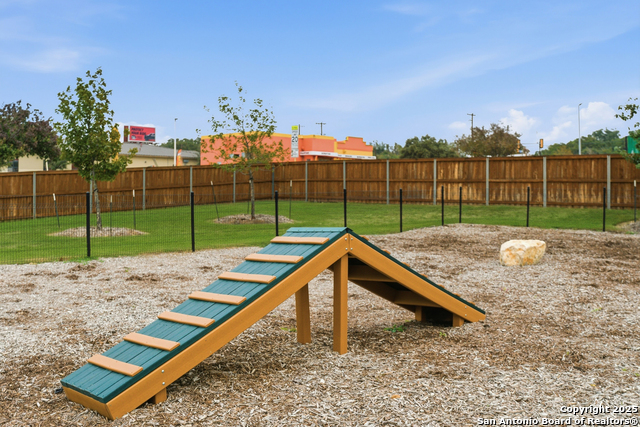 Image 20 of 22 For 6464 Babcock Rd #714