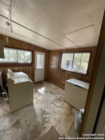 Image 18 of 39 For 935 Allen Ave