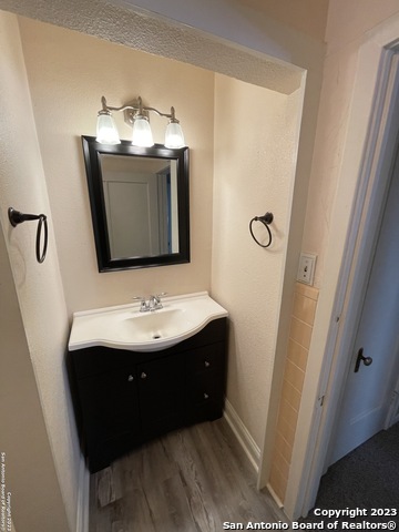 Image 24 of 39 For 935 Allen Ave