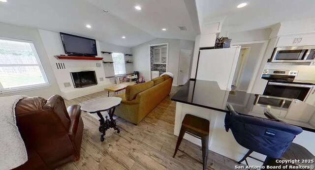 Image 4 of 18 For 323 Cardinal