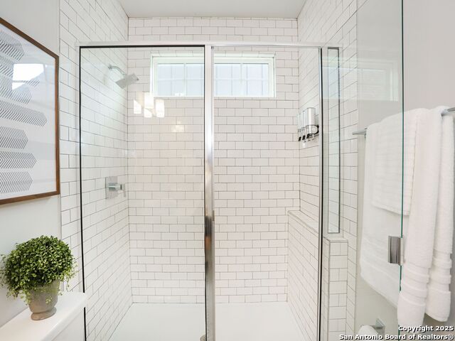 Image 14 of 26 For 230 Lucas 102