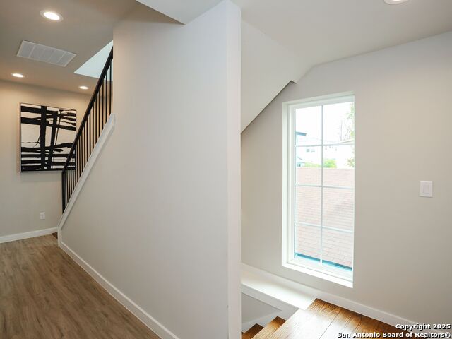 Image 20 of 26 For 230 Lucas 102