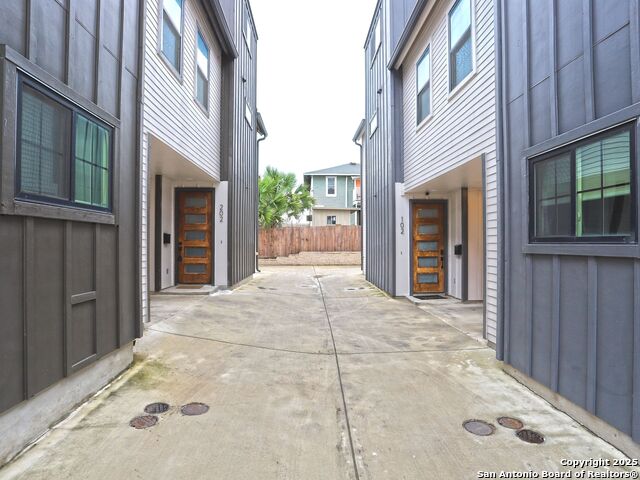 Image 23 of 26 For 230 Lucas 102