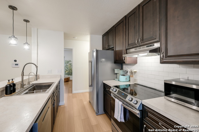 Listing photo id 9 for 1009 Victoria Crossing