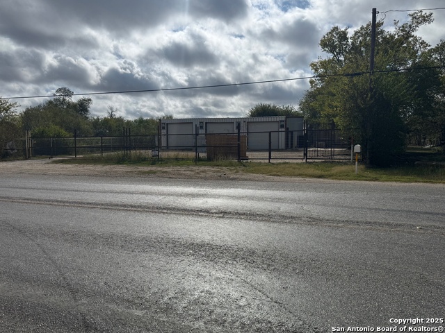 Listing photo id 3 for 6934 Fm 1346