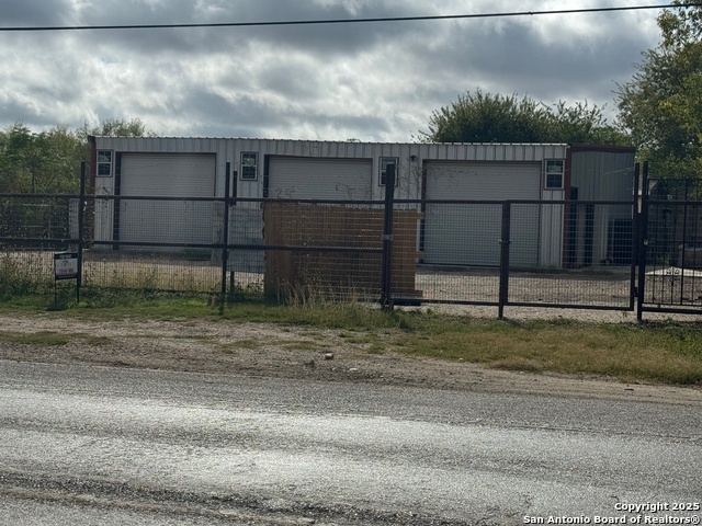 Listing photo id 4 for 6934 Fm 1346