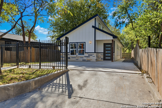 Image 3 of 22 For 930 Gladstone