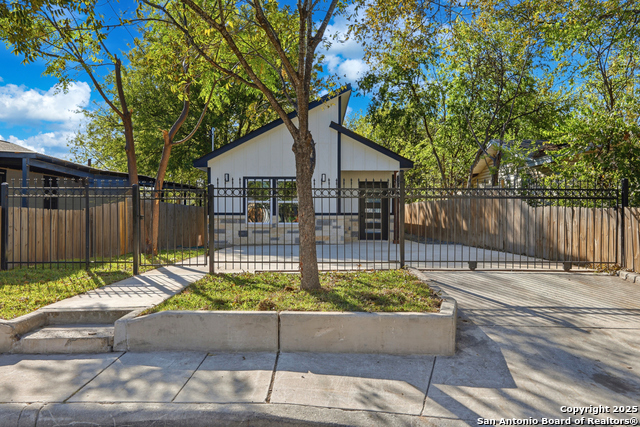 Image 4 of 22 For 930 Gladstone