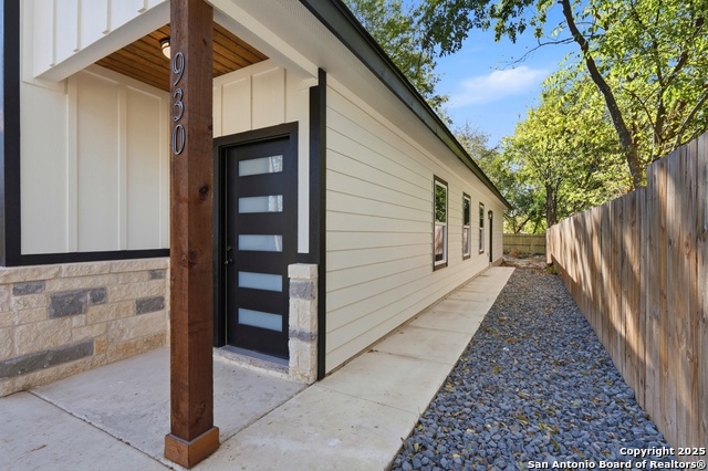 Image 5 of 22 For 930 Gladstone