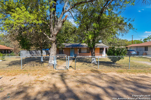 Details for 316 Colonial Pkwy W, Devine, TX 78016