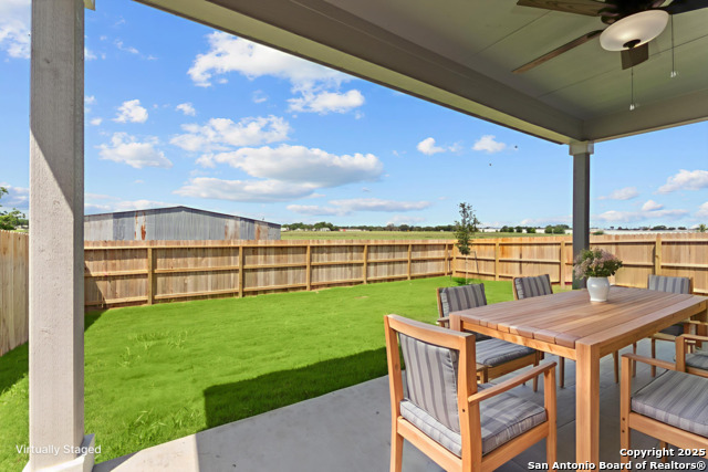 Listing photo id 9 for 6244 Persimmon Lake