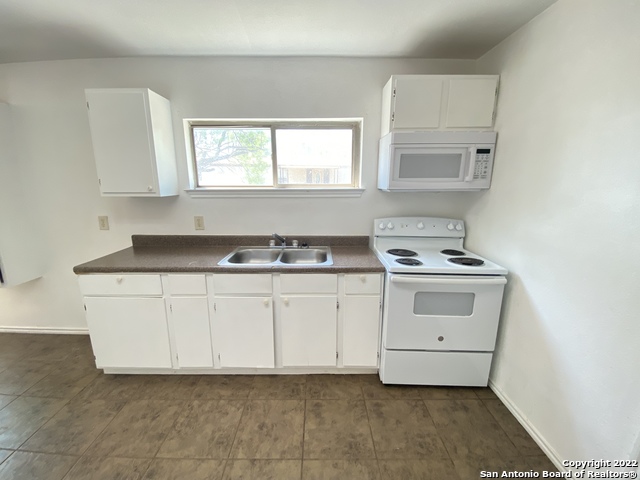 Listing photo id 2 for 428 Burnett Ave  B