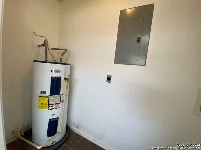 Listing photo id 3 for 428 Burnett Ave  B