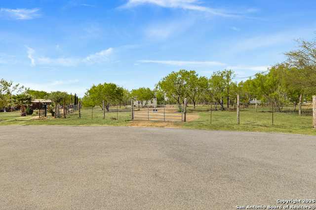 Details for 128 County Road 2672, Devine, TX 78016
