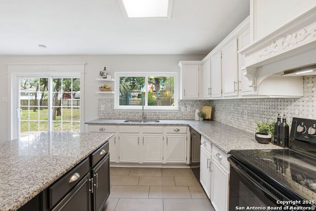 Image 14 of 36 For 16415 Hillview Pass Dr