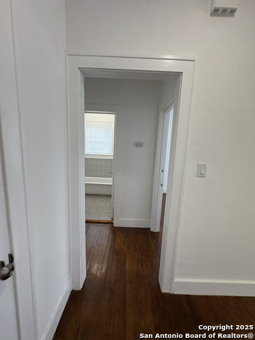 Image 11 of 26 For 805 Summit Ave W 4