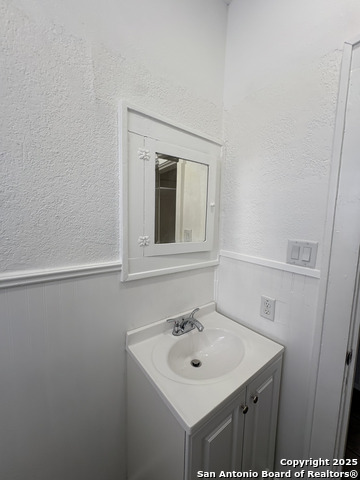 Image 12 of 26 For 805 Summit Ave W 4