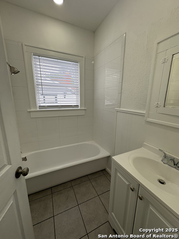 Image 13 of 26 For 805 Summit Ave W 4