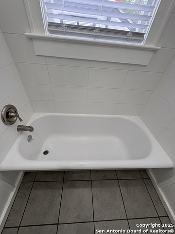 Image 14 of 26 For 805 Summit Ave W 4