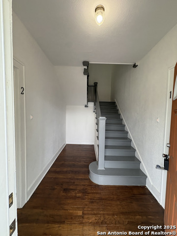 Image 2 of 26 For 805 Summit Ave W 4