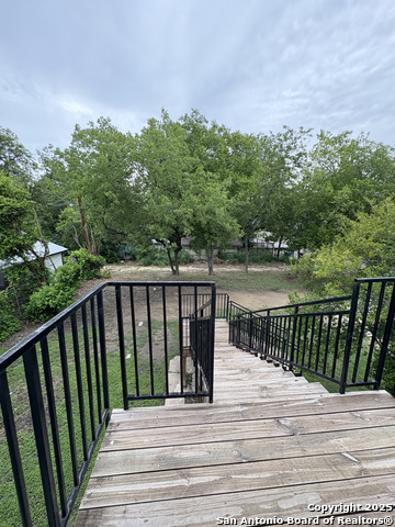 Image 23 of 26 For 805 Summit Ave W 4