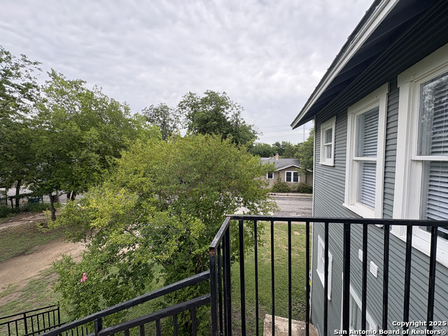 Image 24 of 26 For 805 Summit Ave W 4