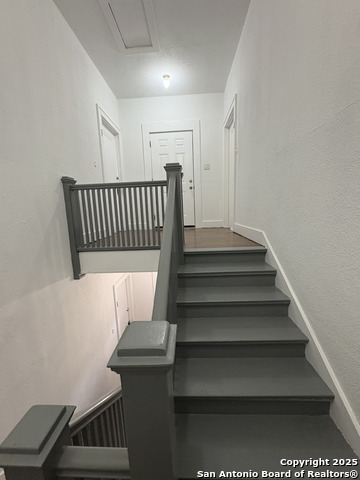 Image 3 of 26 For 805 Summit Ave W 4