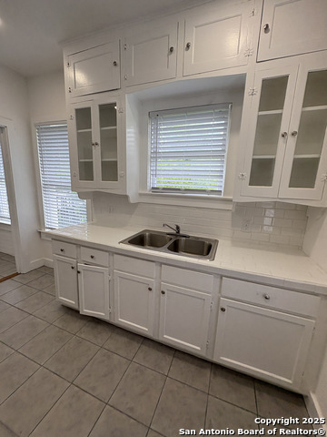 Image 8 of 26 For 805 Summit Ave W 4