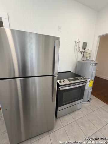 Image 9 of 26 For 805 Summit Ave W 4