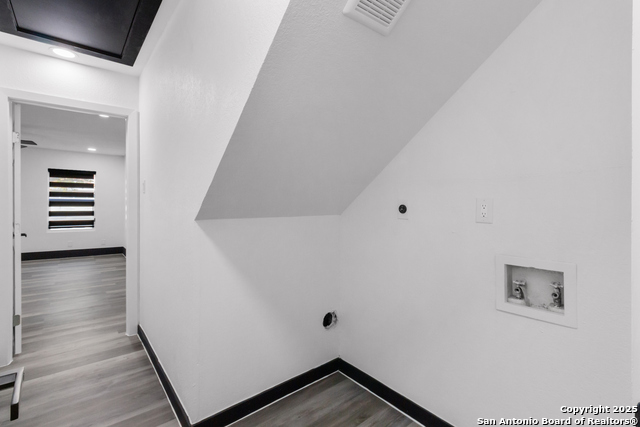 Image 20 of 40 For 9346 Valley Hedge