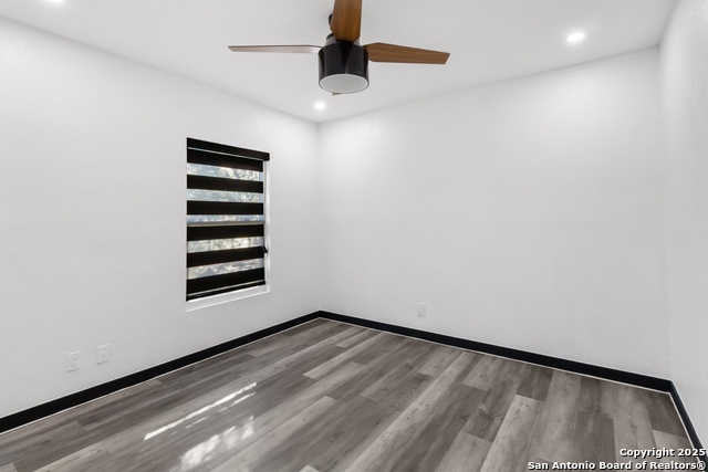 Image 24 of 40 For 9346 Valley Hedge