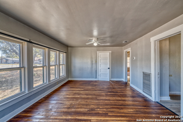 Image 23 of 26 For 719 Trinity E