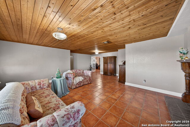 Image 21 of 50 For 615 Fairview