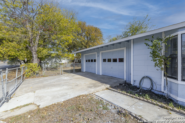 Image 21 of 24 For 875 Plainview