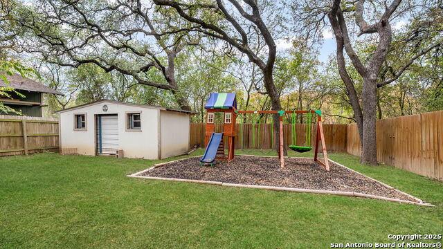 Listing photo id 17 for 17342 Irongate Rail