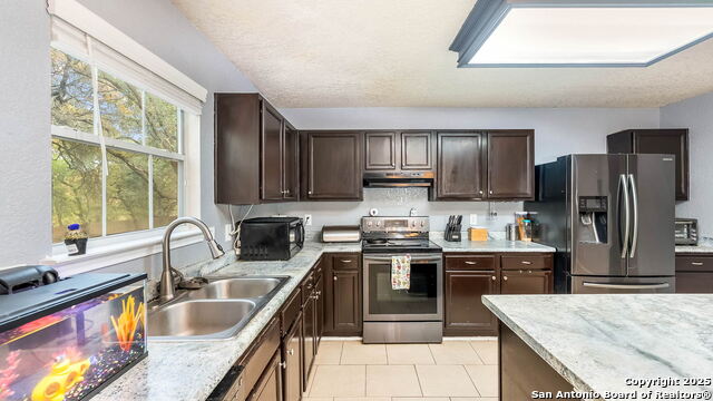 Listing photo id 5 for 17342 Irongate Rail