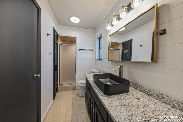 Image 29 of 38 For 21 Royal Crest