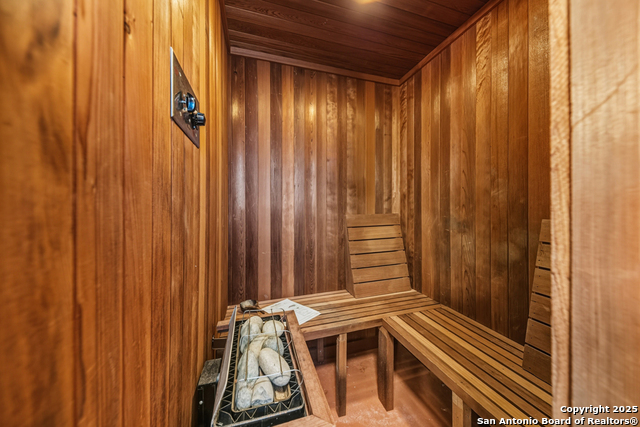 Image 30 of 38 For 21 Royal Crest