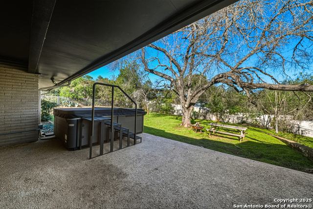 Image 31 of 38 For 21 Royal Crest