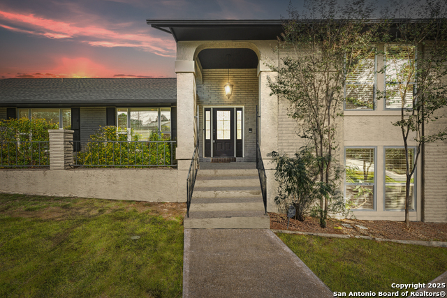 Image 34 of 38 For 21 Royal Crest